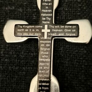 New never worn mens cross neclace